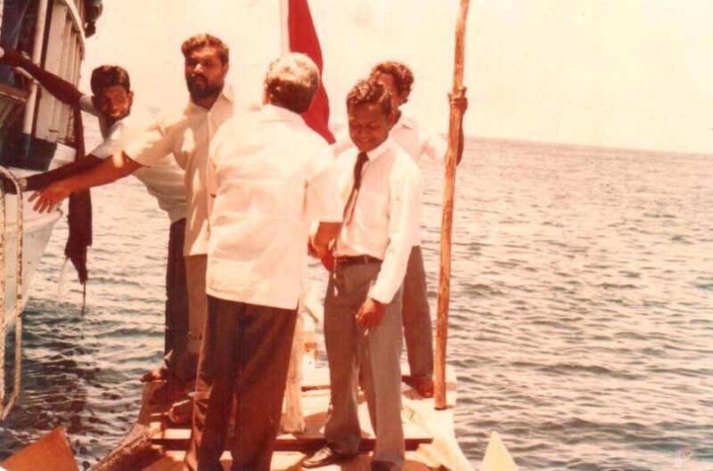 ރޫޤް އަޙްމަދުގެ އަތޮޅުވެރިކަމުގެ ދުވަސްވަރު އޭރުގެ އަތޮޅުތަކާބެހޭ ވަޒީރު ޢަބްދުﷲ ޙަމީދު ފުވައްމުލަކަށް ވަޑައިގެންނެވި ދުވަހެއް: ފޮޓޯ އަހުމަދު ސައީދު
